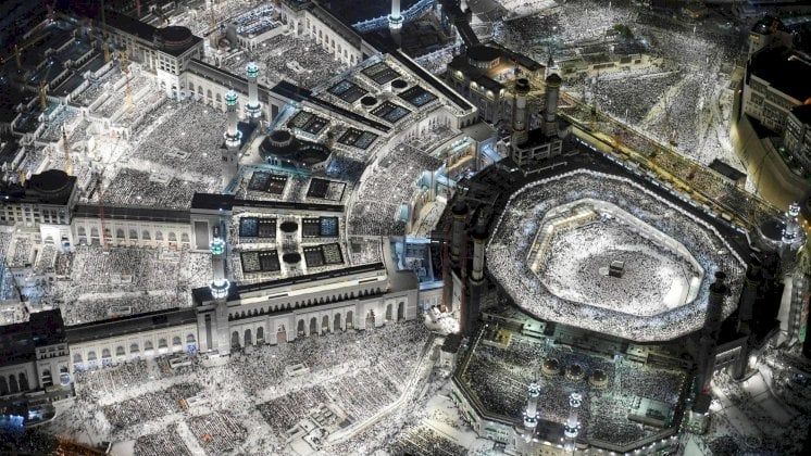 ما هي مراحل توسعة الحرم المكي عبر التاريخ؟