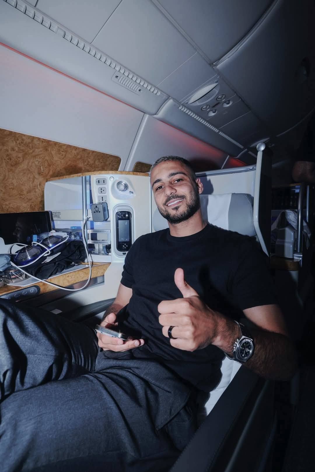 شاهد ماذا يفعل نجوم الأهلى بين السما والأرض قبل هبوط الطائرة فى ميامى ؟