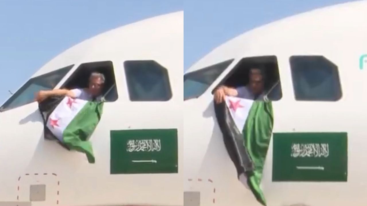 قائد طائرة “فلاي ناس” السعودية يرفع علم سوريا لحظة وصوله إلى دمشق.. فيديو