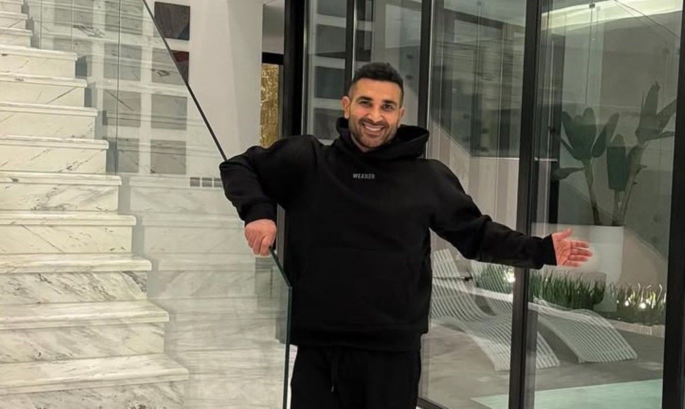 لحظة روحانية... أحمد سعد يتلو القرآن داخل المسجد النبوي