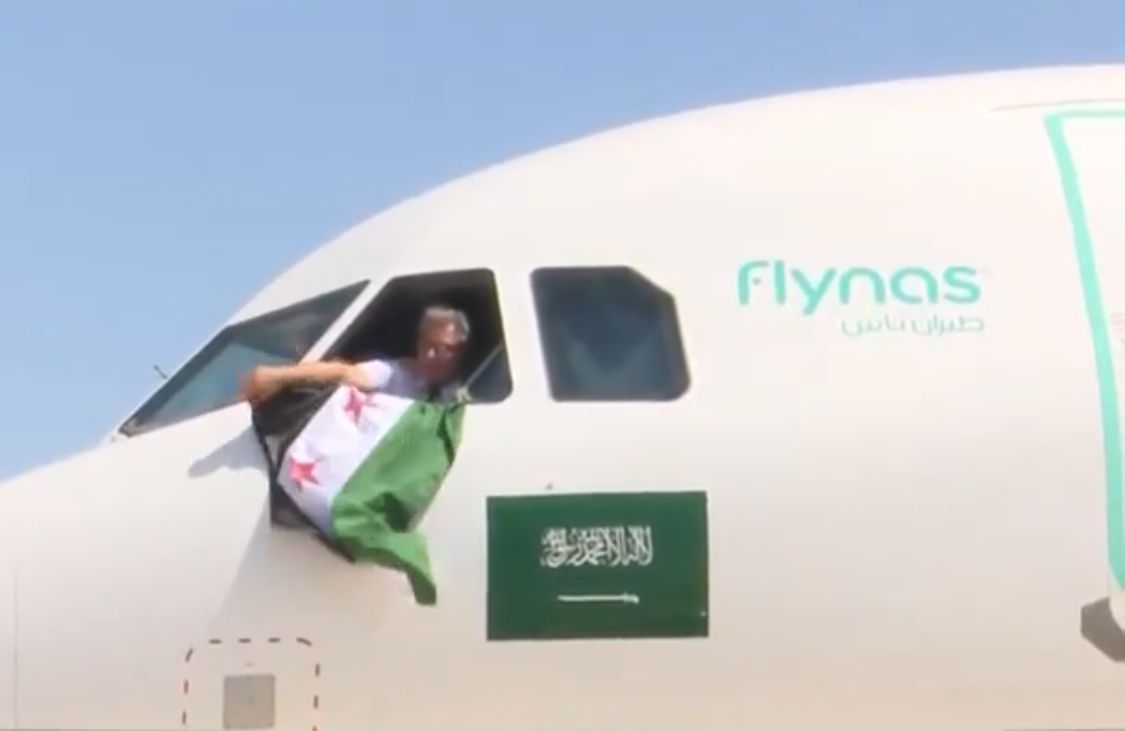 قائد طائرة “فلاي ناس” السعودية يرفع علم سوريا لحظة وصوله إلى دمشق.. فيديو