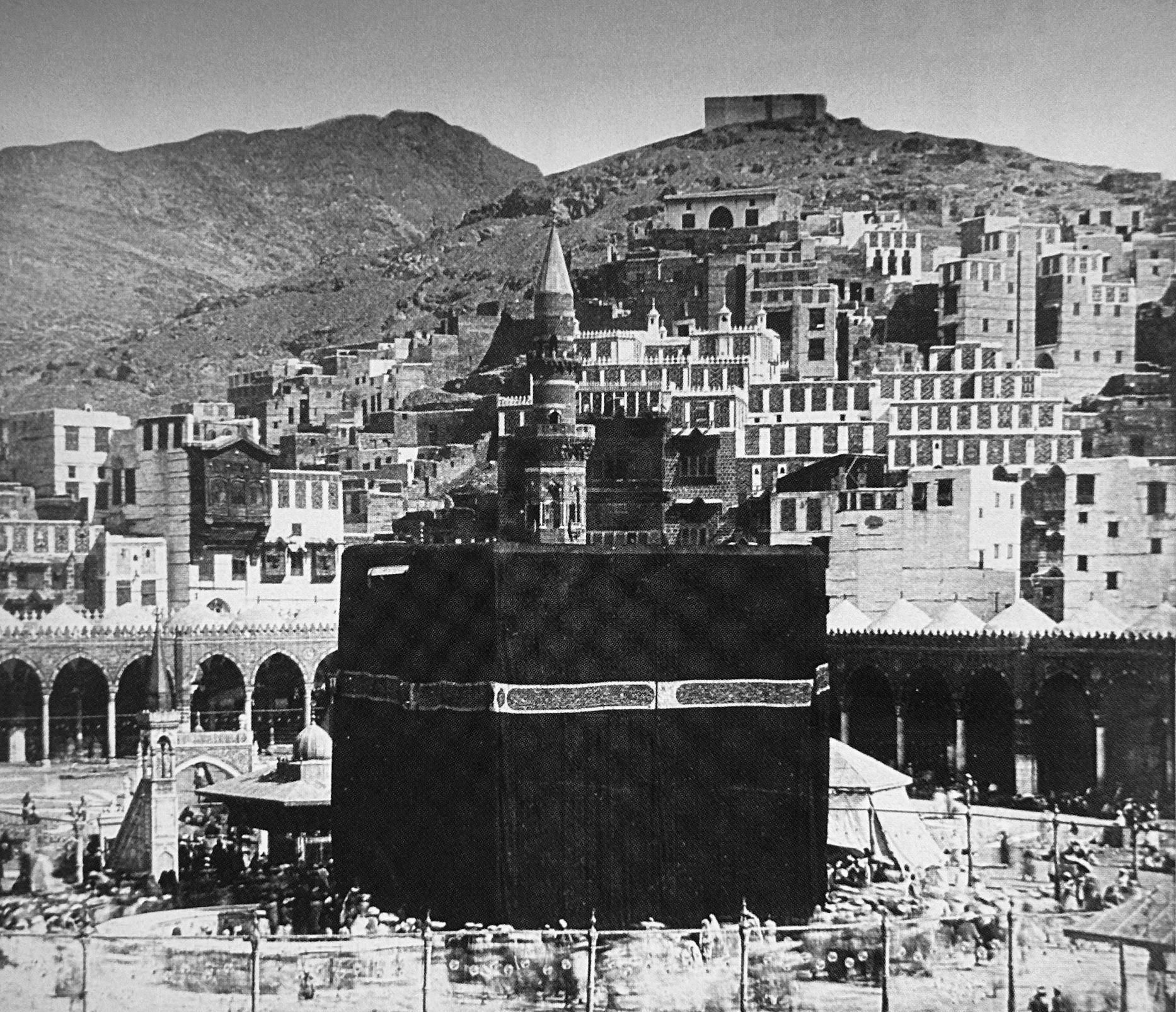 ما هي مراحل توسعة الحرم المكي عبر التاريخ؟