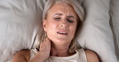 آلام الكتف المرتبطة بالرقبة.. لماذا يحدث وكيفية علاجه