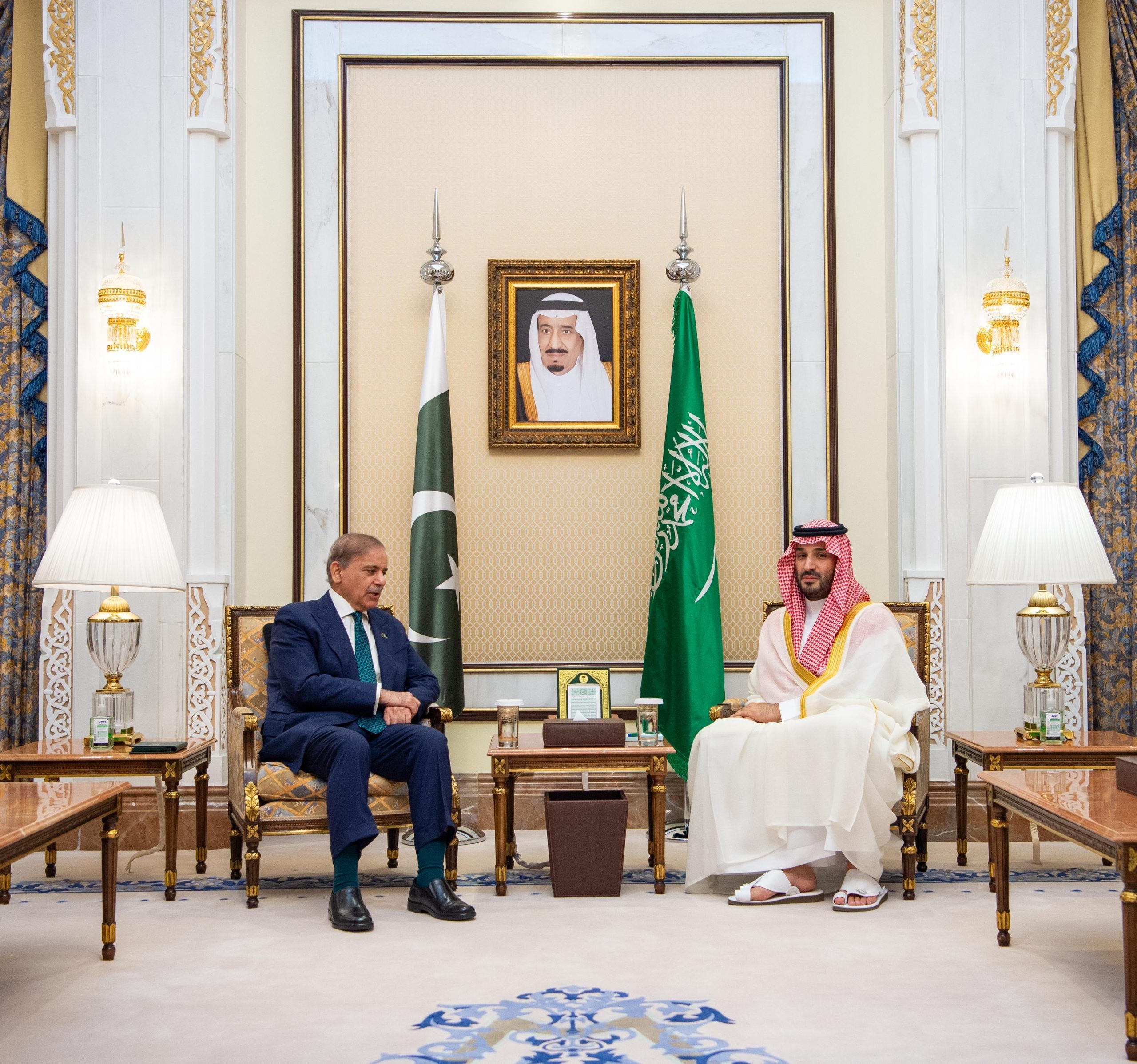 سمو ولي العهد يستقبل رئيس الوزراء الباكستاني