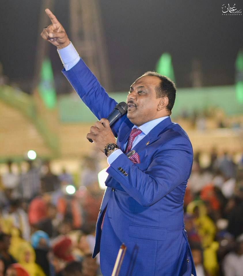 شاهد بالفيديو.. الفنان عاصم البنا يشارك إبنته الرقص في حفل تخرجها من إحدى الجامعات السودانية بمصر