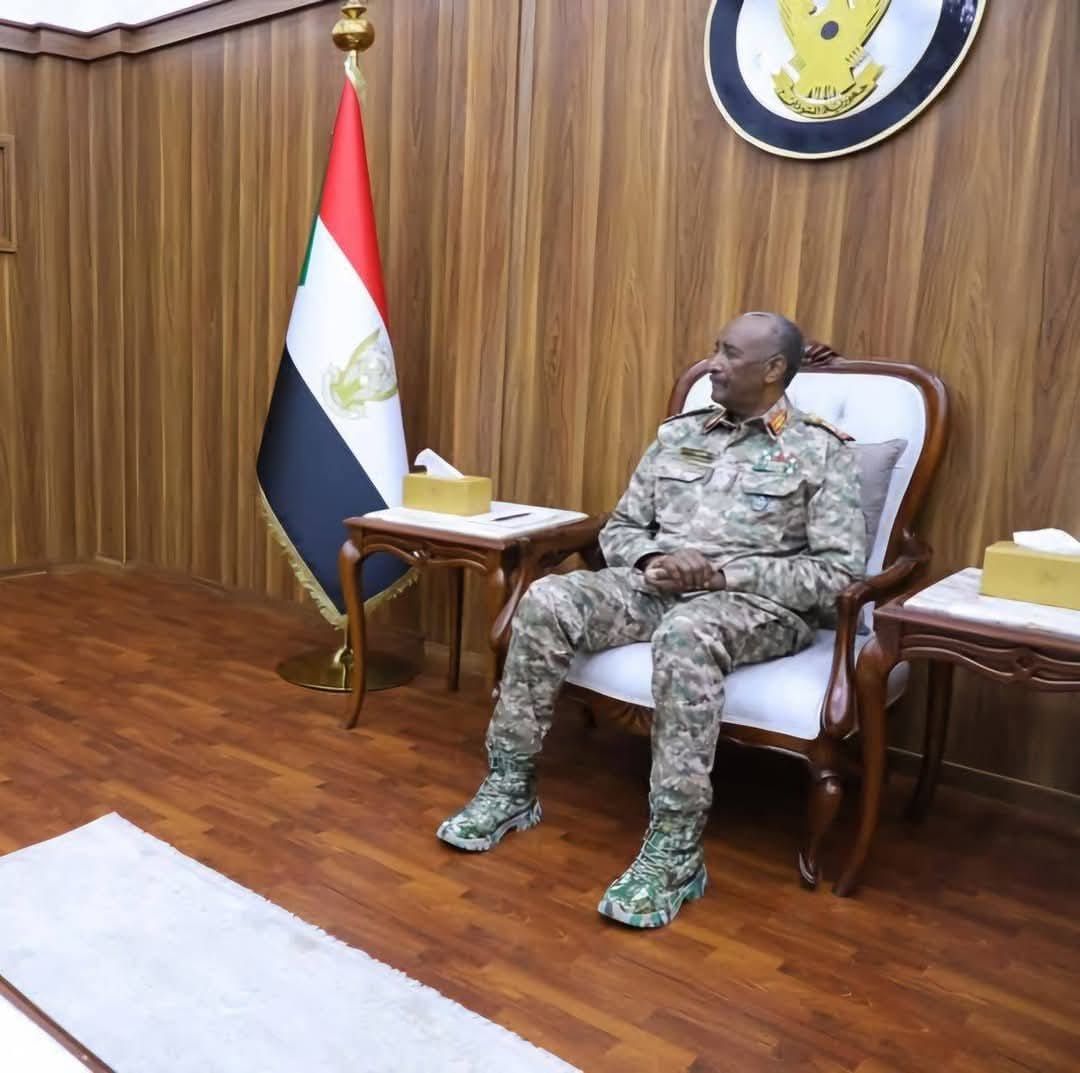 مسجد بورتسودان العتيق – البرهان وعقار يؤديان صلاة العيد