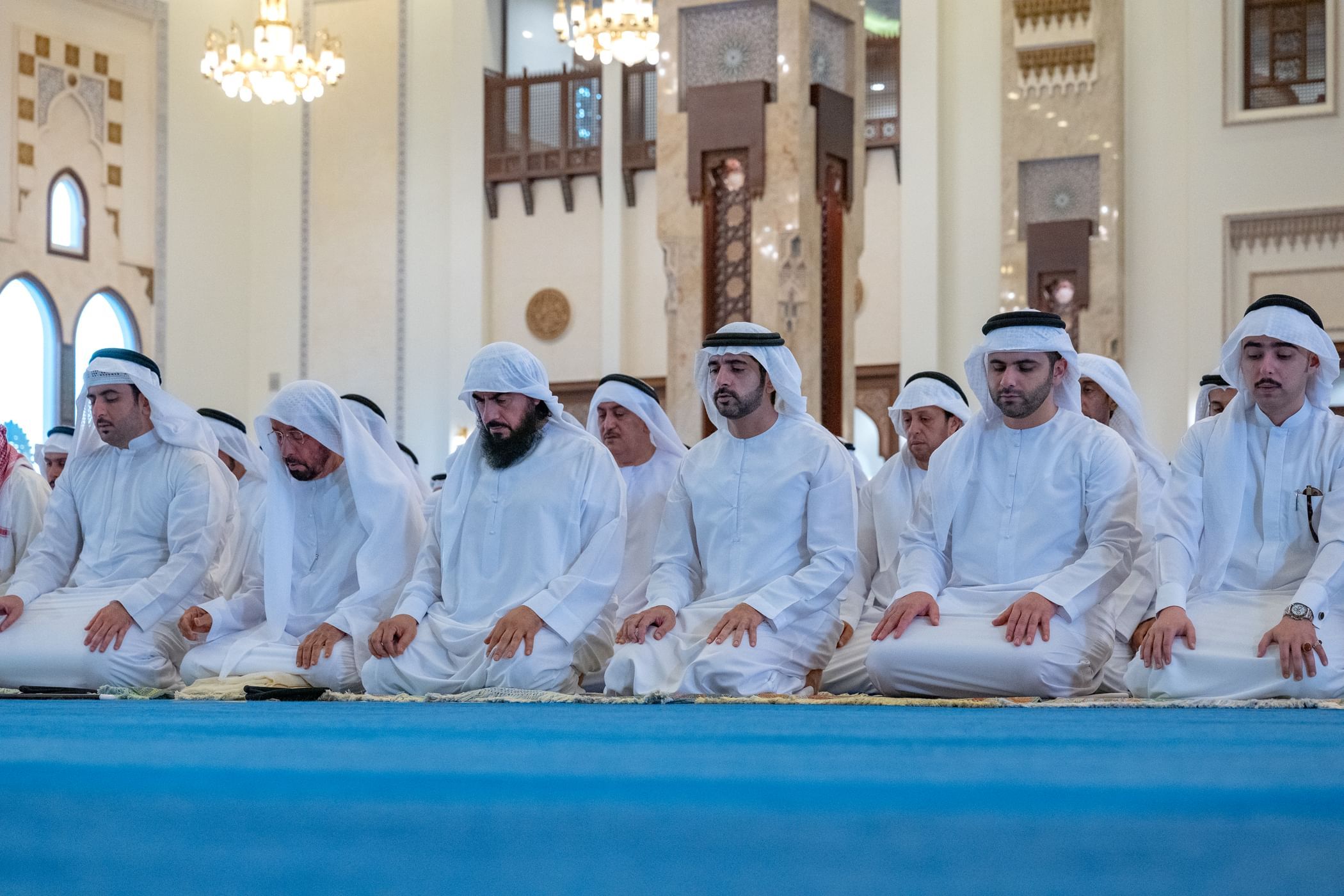 الامارات | حمدان بن محمد يؤدي صلاة عيد الأضحى بمسجد زعبيل في دبي