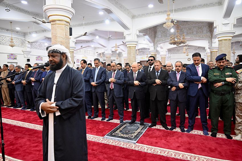 العليمي يؤدي في عدن مع جموع المصلين صلاة عيد الاضحى المبارك