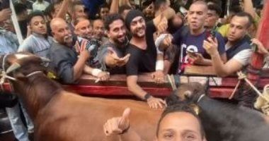 أحمد العوضى يذبح أضحية العيد مع أهل منطقته فى عين شمس