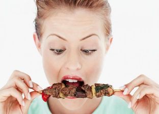 قد يؤدي إلى التسمم الغذائي.. خطأ شائع عند تناول لحوم الأضحية في العيد