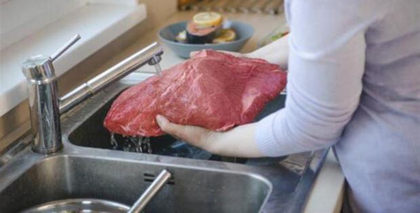 عادة شهيرة بعد ذبح الأضحية قد تدمر جهازك الهضمي.. احذر فعلها