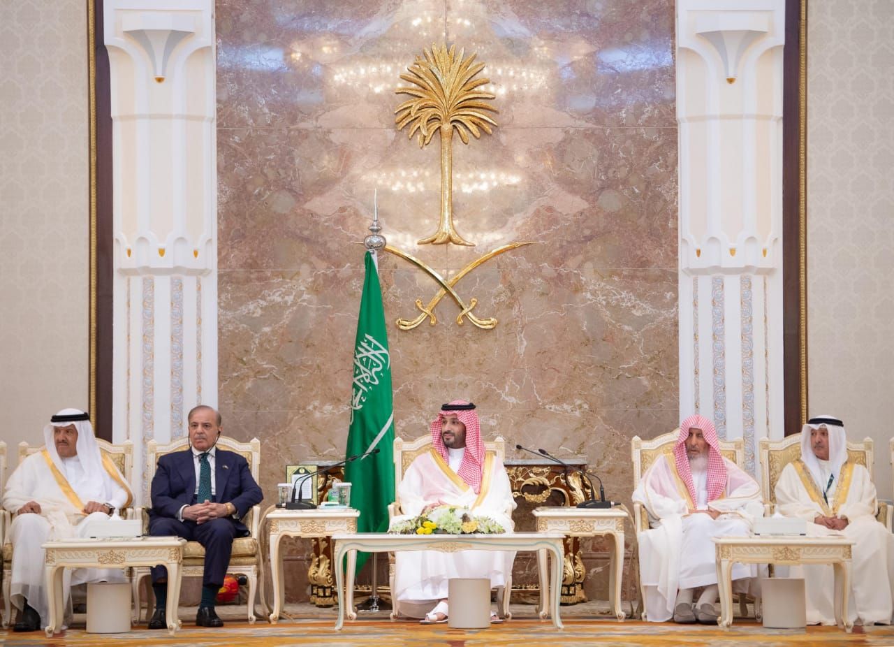 ولي العهد يستقبل المهنئين بعيد الأضحى في قصر منى