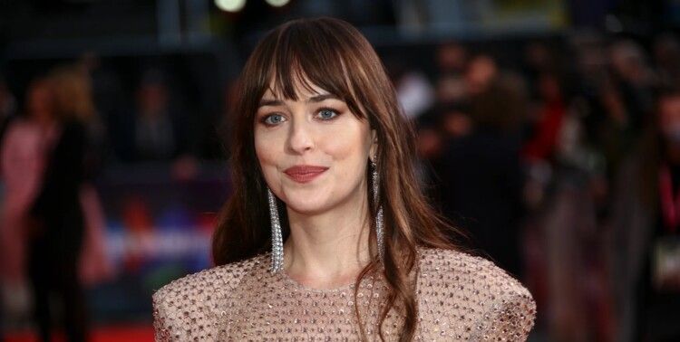 إطلالة داكوتا جونسون الجريئة للغاية وضعتها بموقف محرج