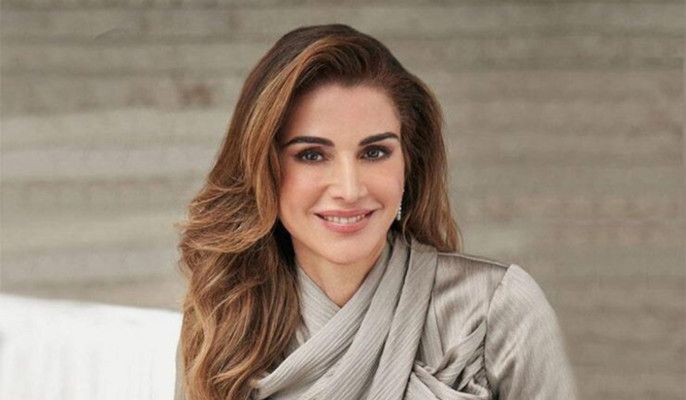 الملكة رانيا تهنىء الفريق الأردني والأميرة إيمان إبنة ولي العهد صفقت له بهذا الزي