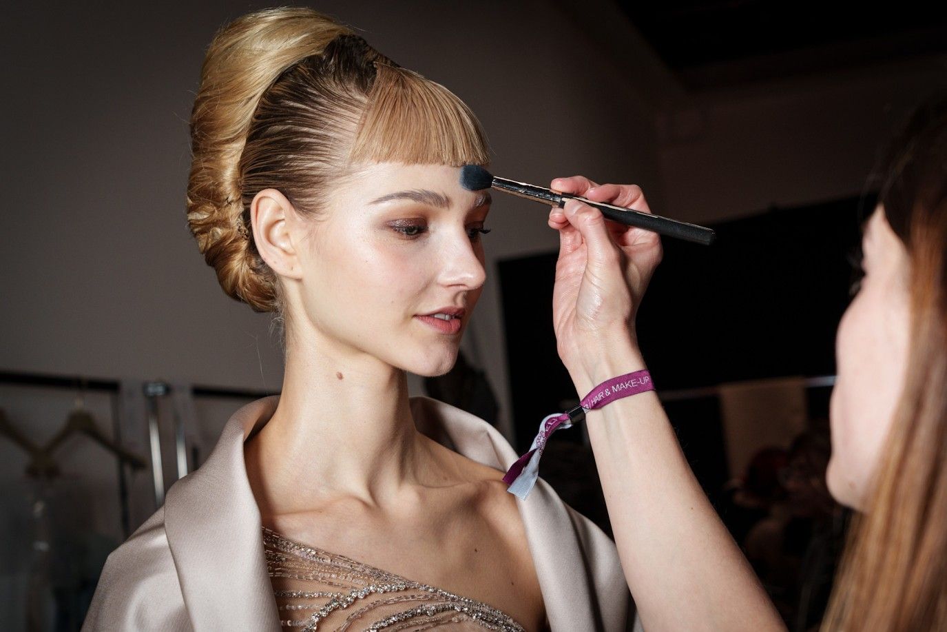 اكتشفي سحر الهايلايتر على بشرتكِ: بريقٌ ألماسي لا يُقاوَم في العيد