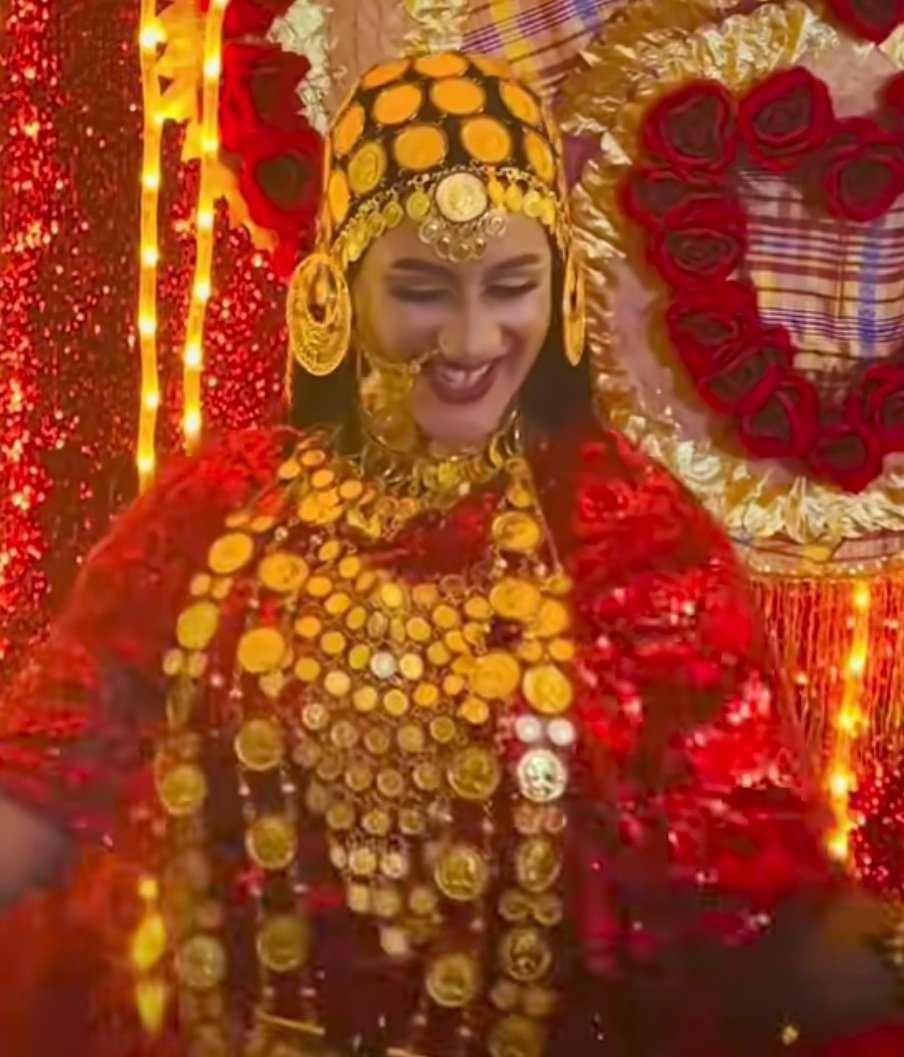 شاهد بالصورة والفيديو.. حسناء مصرية ترتدي أزياء العروس السودانية وتشعل الإحتفال بوصلة رقص مثيرة