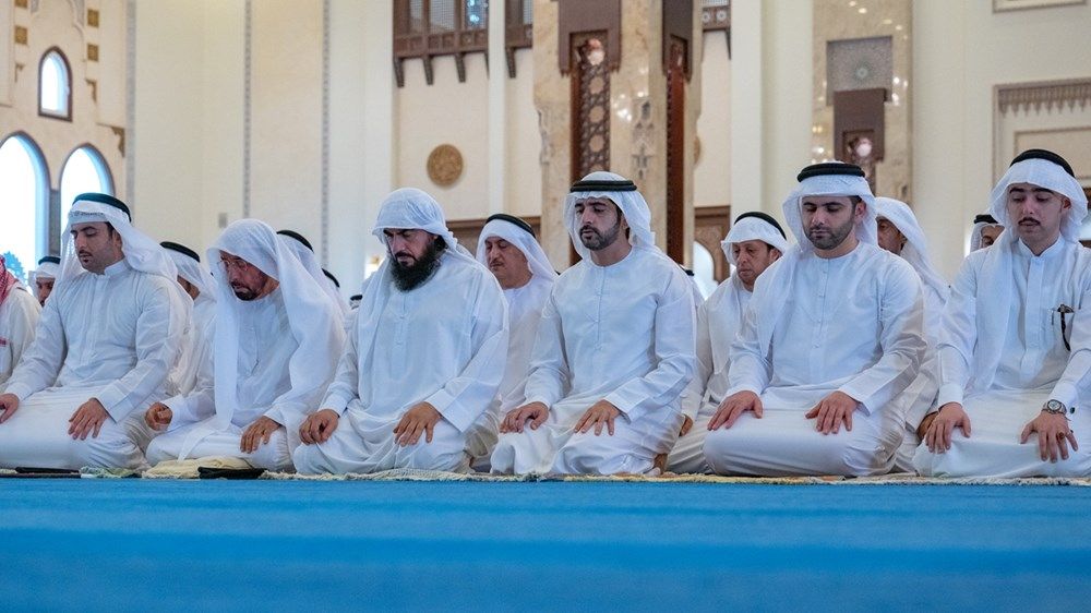 حمدان بن محمد يؤدي صلاة عيد الأضحى في مسجد زعبيل في دبي
