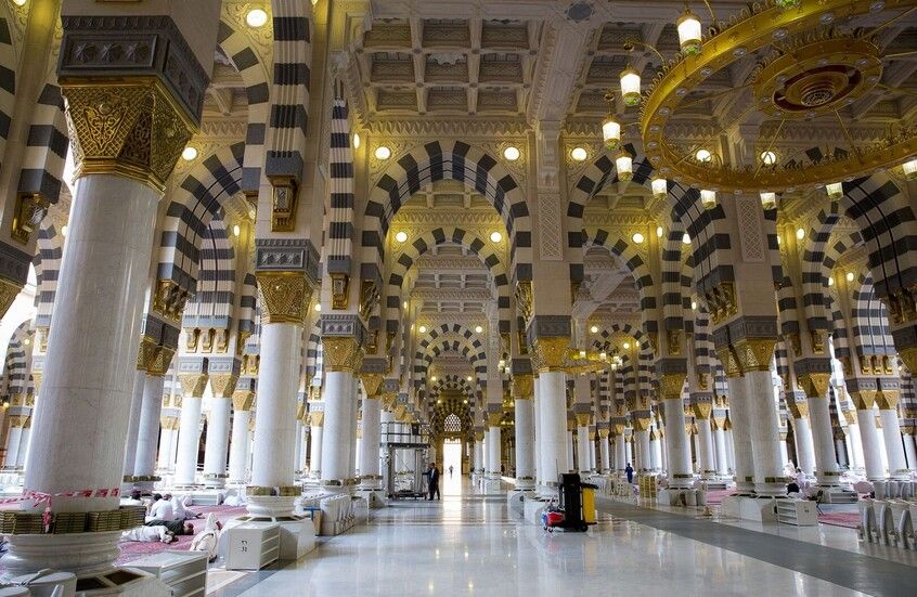 فنان مصري يعلن توبته من المسجد النبوي