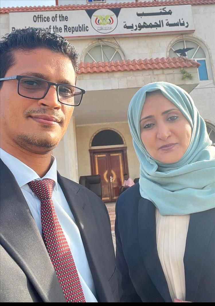 حضور يلفت الأنظار...ألفت الدبعي تؤدي صلاة العيد في قصر معاشيق "صورة"