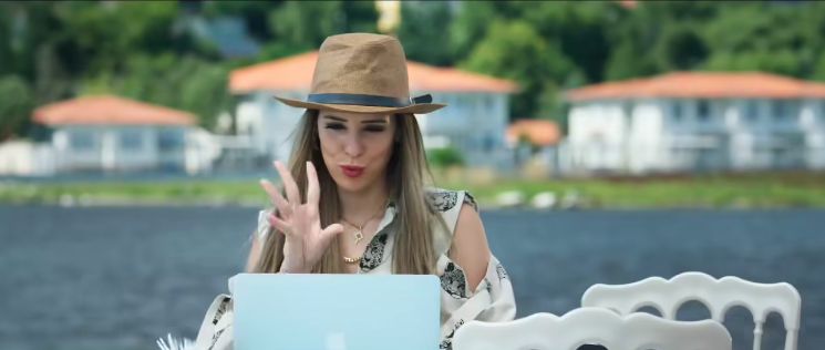 إيمان العاصي فتاة تعمل في المافيا ضمن أحداث فيلم في عز الضهر