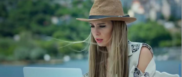 إيمان العاصي فتاة تعمل في المافيا ضمن أحداث فيلم في عز الضهر