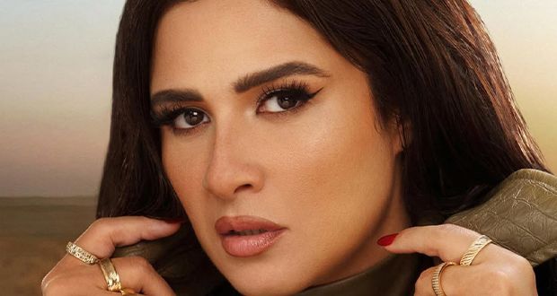 ياسمين عبد العزيز بالحجاب.. تعايد جمهورها بطرافة في عيد الأضحى