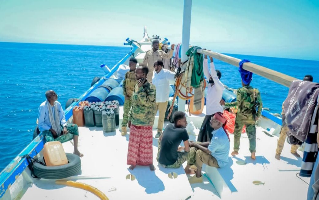 بونتلاند الصومالية تفرج عن 26 صيادًا يمنيًا بعد أسابيع من الاحتجاز والغرامة