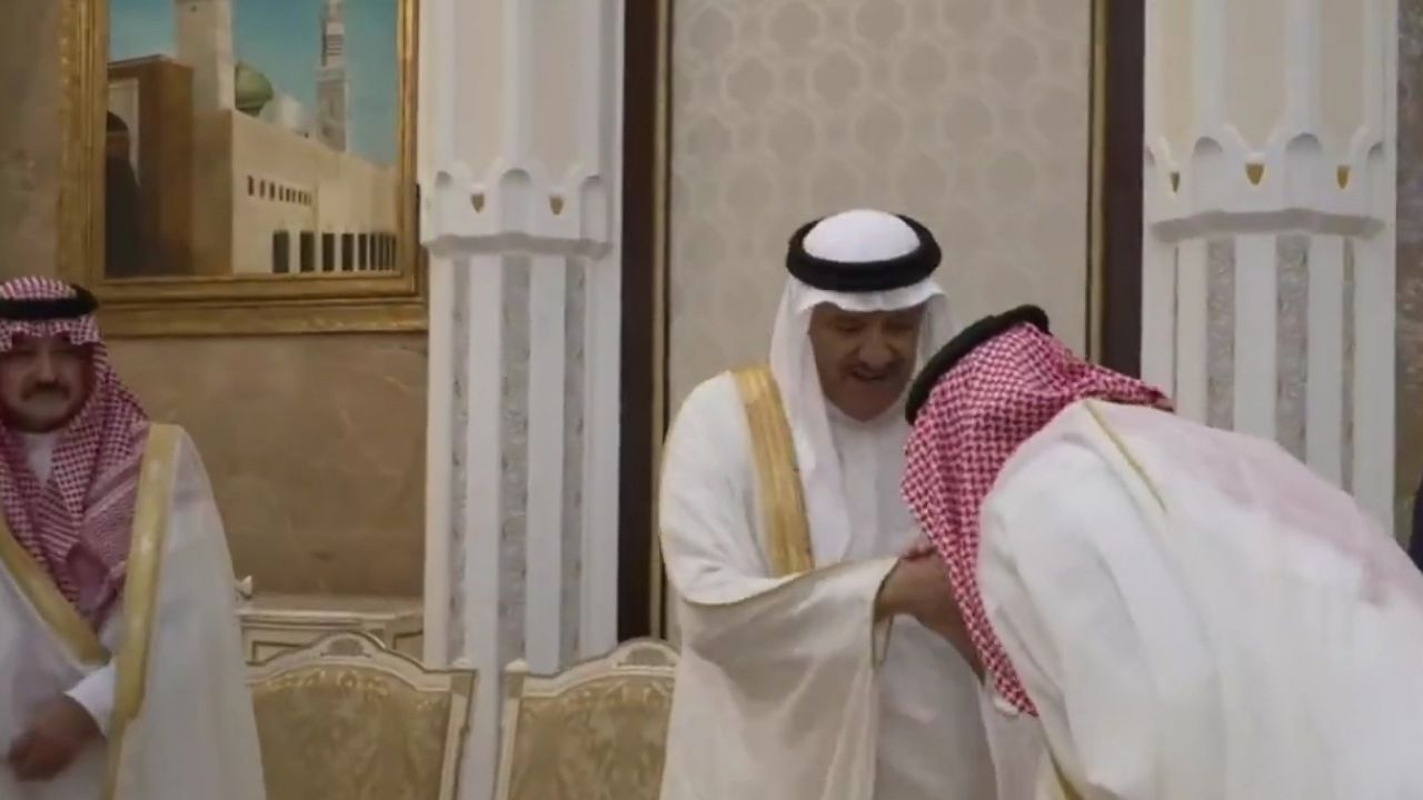 ولي العهد يقبّل يد أخيه الأمير سلطان بن سلمان في لفتة تقدير .. فيديو