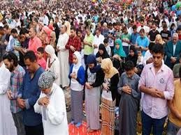 ضحك الفتيات واصطفاف الرجال بجانب النساء أثناء صلاة العيد في القاهرة تثير الجدل "فيديو"