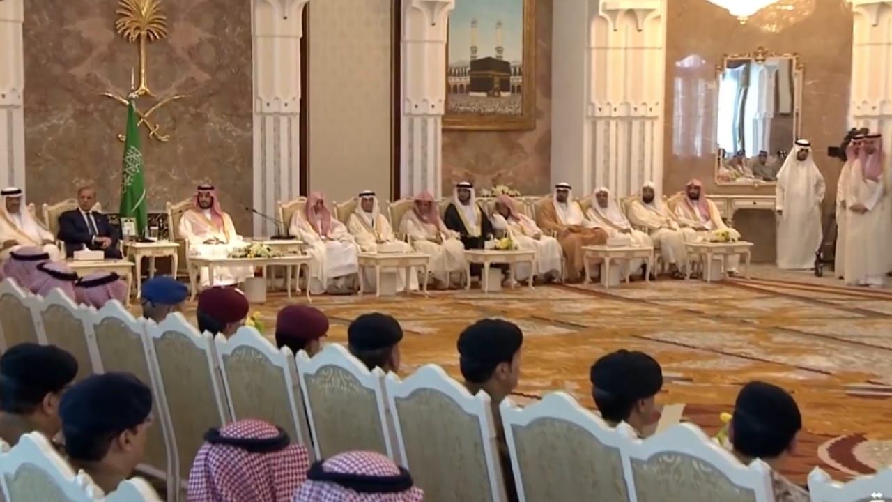 الشاعر مشعل الحارثي يبدع في قصيدة حفل استقبال ولي العهد: “معزي الثاني ما يشبهه أربعين” .. فيديو