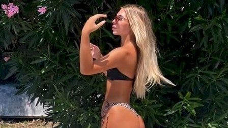 نوبة هلع تدفع مؤثرة شهيرة لفك حزام مظلتها والسقوط من السماء (فيديو)