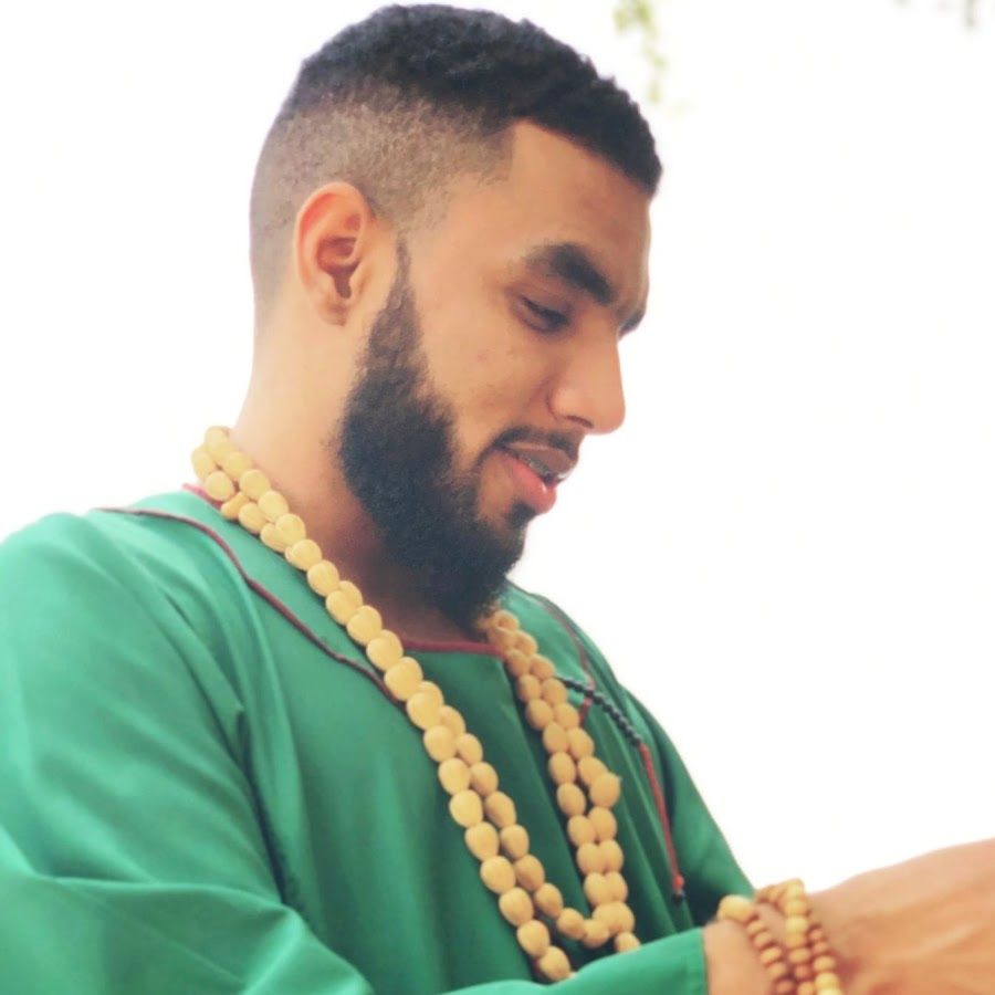 شاهد بالفيديو.. شيخ الطريقة يردم مذيعة وممثلة سودانية حسناء: (بتسكر في “اللايف” وعاملة زمام في لسانها زي البنات الما كويسات والبهبش طرفنا يستحمل قرفنا)