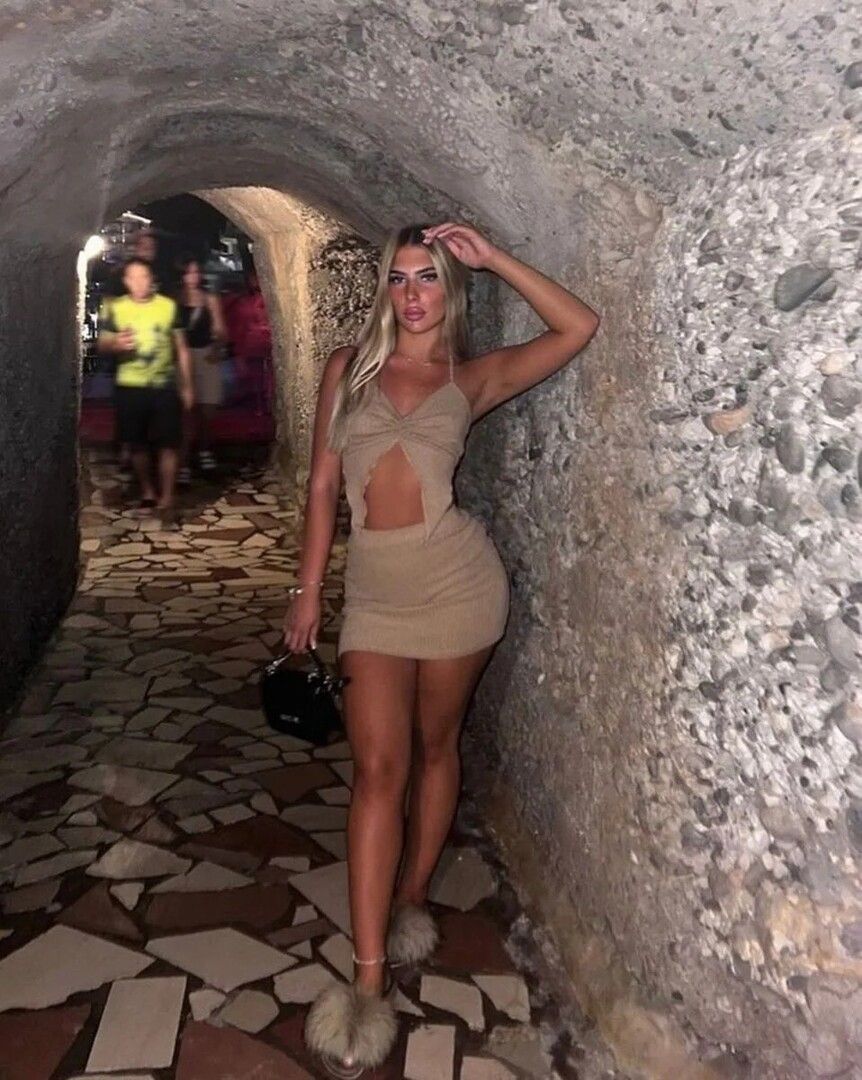 نوبة هلع تدفع مؤثرة شهيرة لفك حزام مظلتها والسقوط من السماء (فيديو)