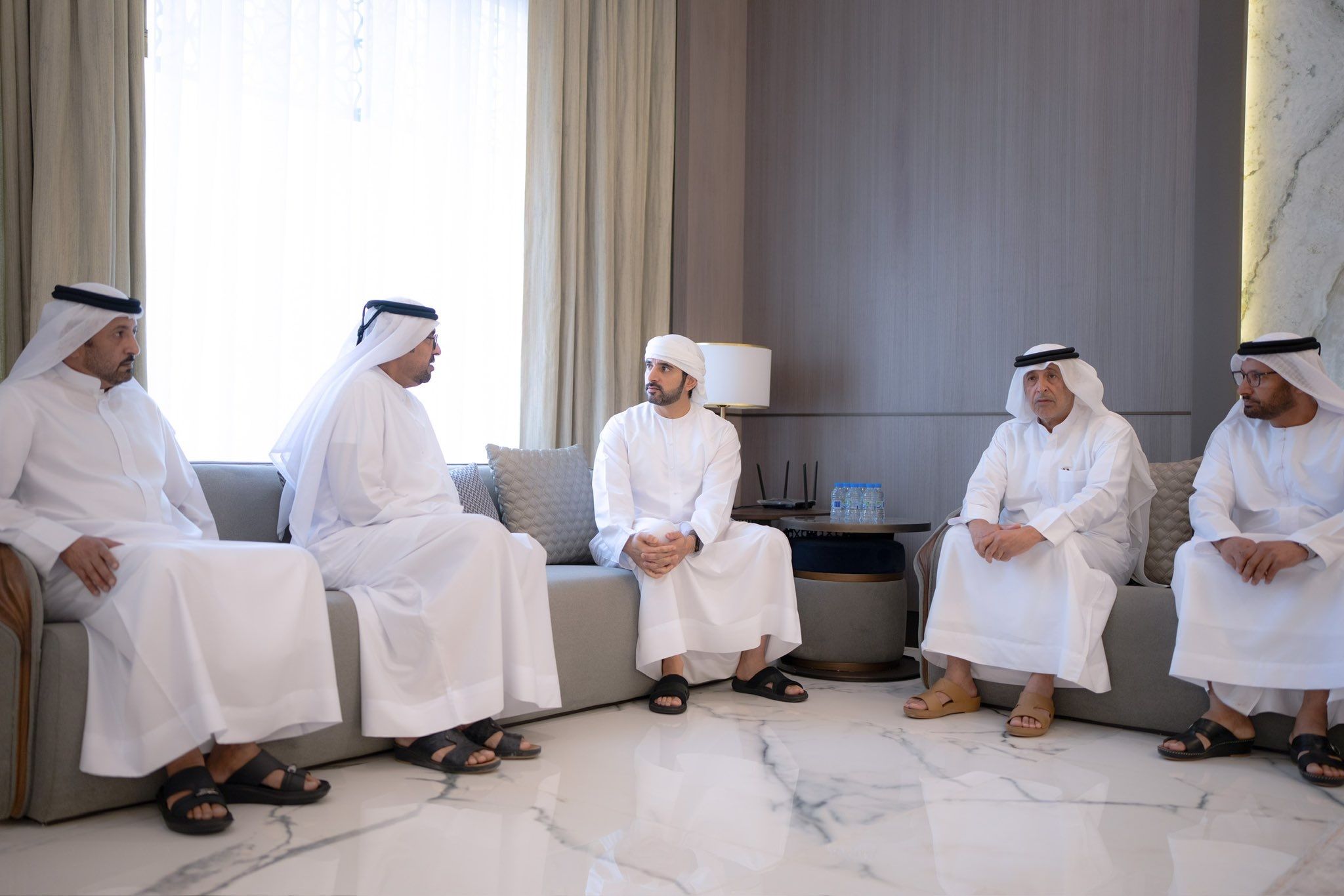 الامارات | حمدان بن محمد يقدم واجب العزاء في وفاة والدة راشد ثاني المطروشي