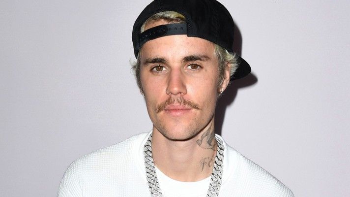 جاستن بيبر يقلق محبيه بظهوره مصابًا