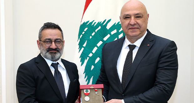 الرئيس اللبناني يكرّم جورج خباز بوسام الاستحقاق الفضي