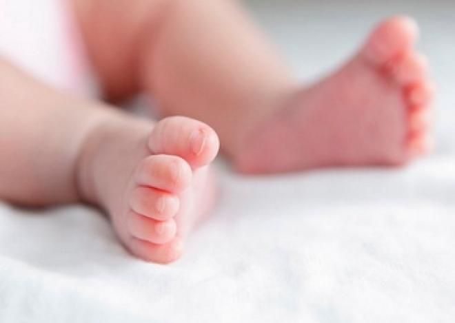 الامارات | والدان يعرضان طفلة عمرها 4 أشهر للبيع في العراق