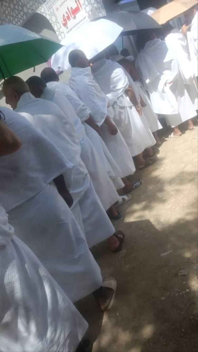 شاب يمني يثير الإعجاب بتفوقه في الترجمة وخدمته للحجاج ويجذب انظار العالم "شاهد"