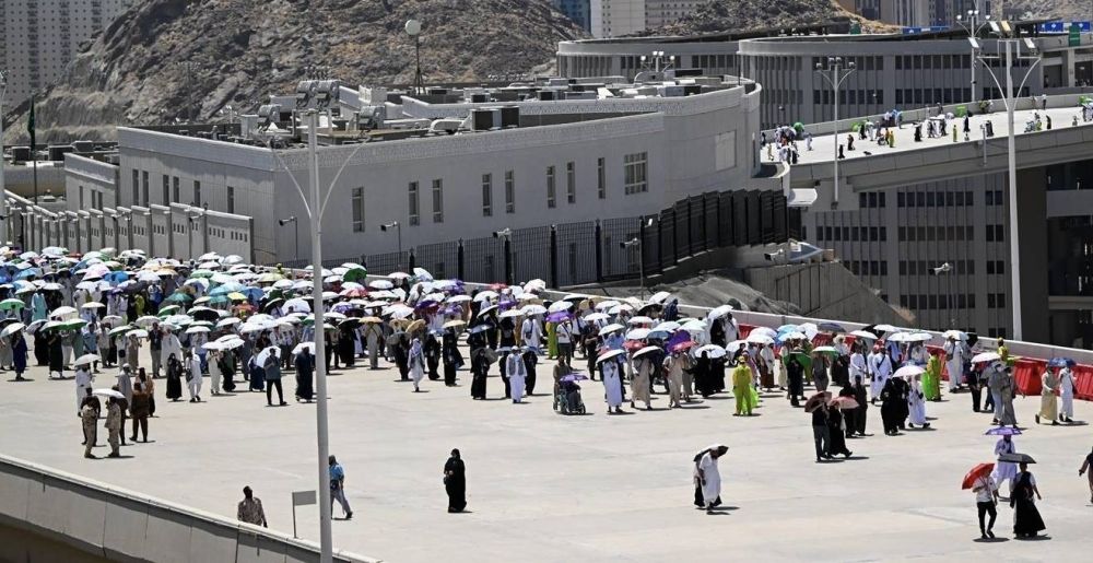 حجاج بيت الله الحرام يرمون الجمرات الثلاث في أول أيام التشريق