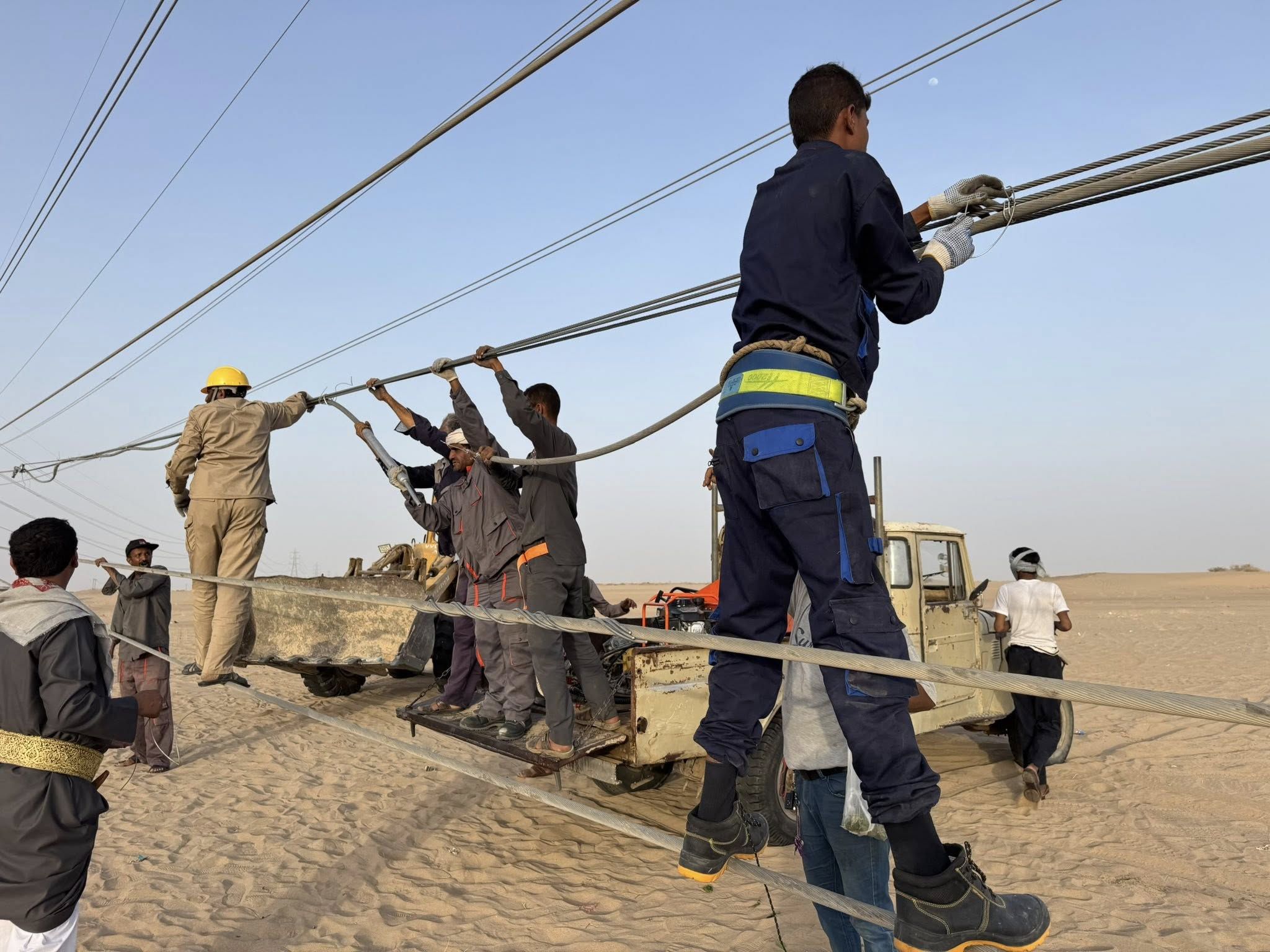 عودة الكهرباء إلى مأرب بعد انقطاع دام أكثر من 24 ساعة بسبب أضرار في خطوط النقل