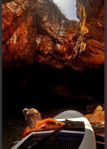 كارلا حداد تمارس التجديف في البترون وتوثق تجربتها