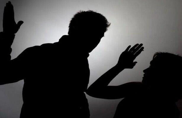 زوجة فنان مصري تنهار باكية وتتهمه بتعنيفها... وهكذا جاء رد فعله