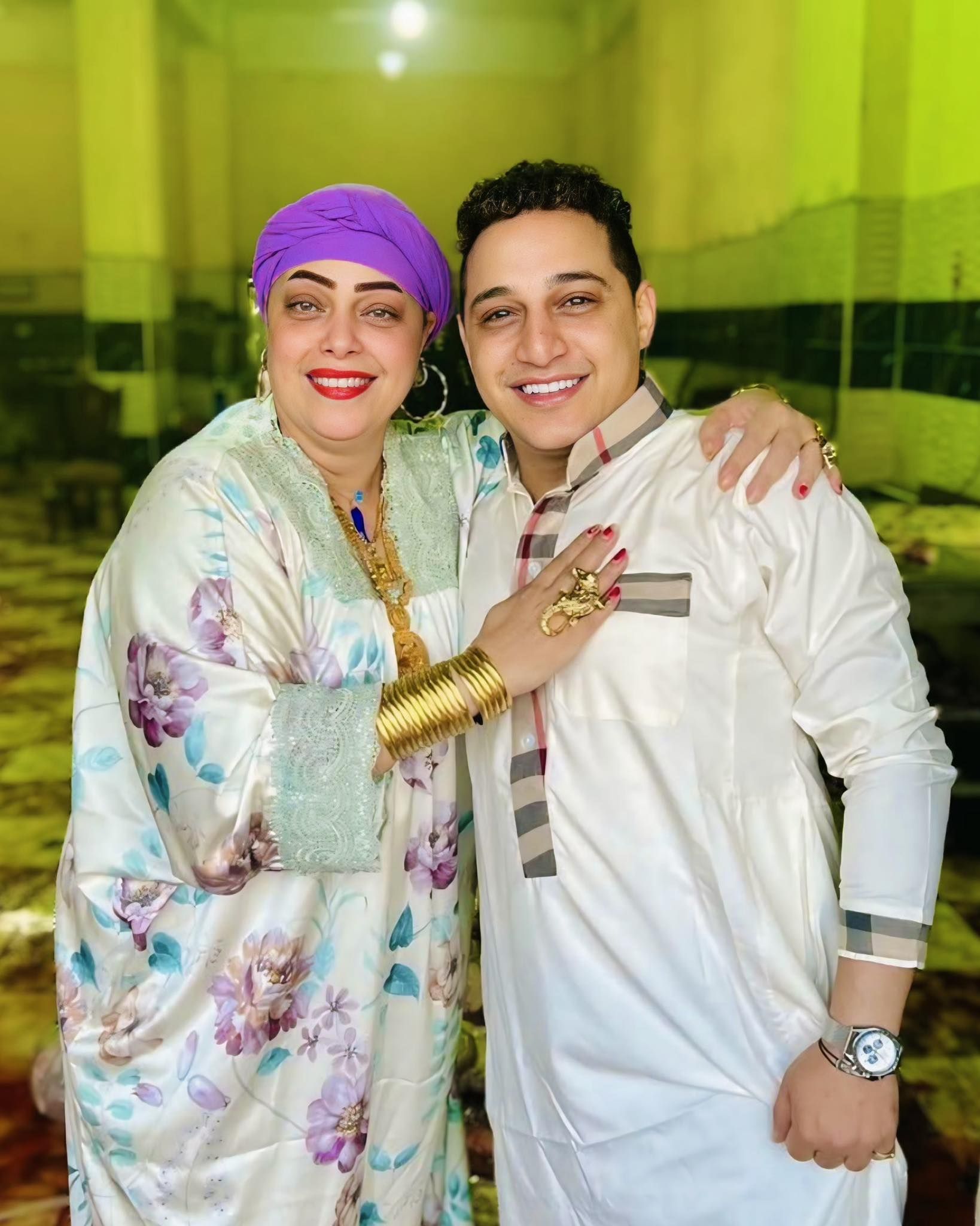 المطرب الشعبي رضا البحراوي يوثق لحظات الذبح والفرحة بالعيد مع عائلته