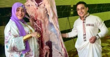 المطرب الشعبي رضا البحراوي يوثق لحظات الذبح والفرحة بالعيد مع عائلته