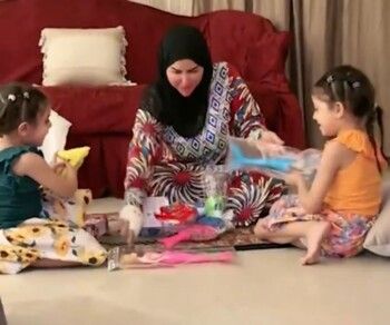 شيماء سعيد تسترجع ابنتيها بعد ازمة الاختطاف.. وظهور لافت لإصابة في يدها!