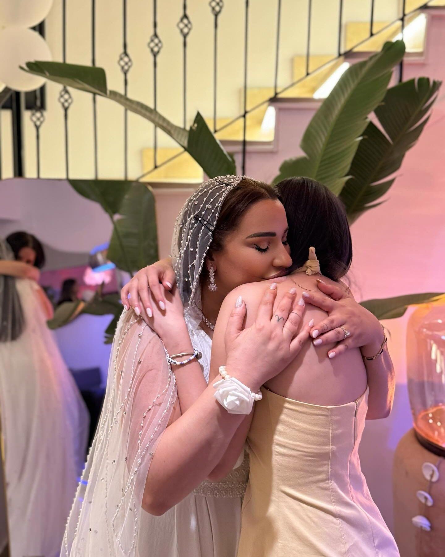 لحظات مؤثرة لابنة أسماء شريف منير احتفالاً بزواج والدتها