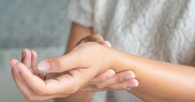 لماذا تعد النساء أكثر عرضة للإصابة بالتهاب المفاصل؟