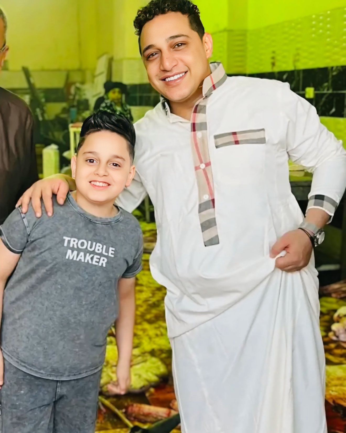 المطرب الشعبي رضا البحراوي يوثق لحظات الذبح والفرحة بالعيد مع عائلته