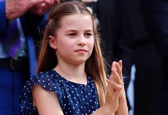 الأميرة شارلوت تخضع لقواعد اللباس وهذا اللون هو المفضل