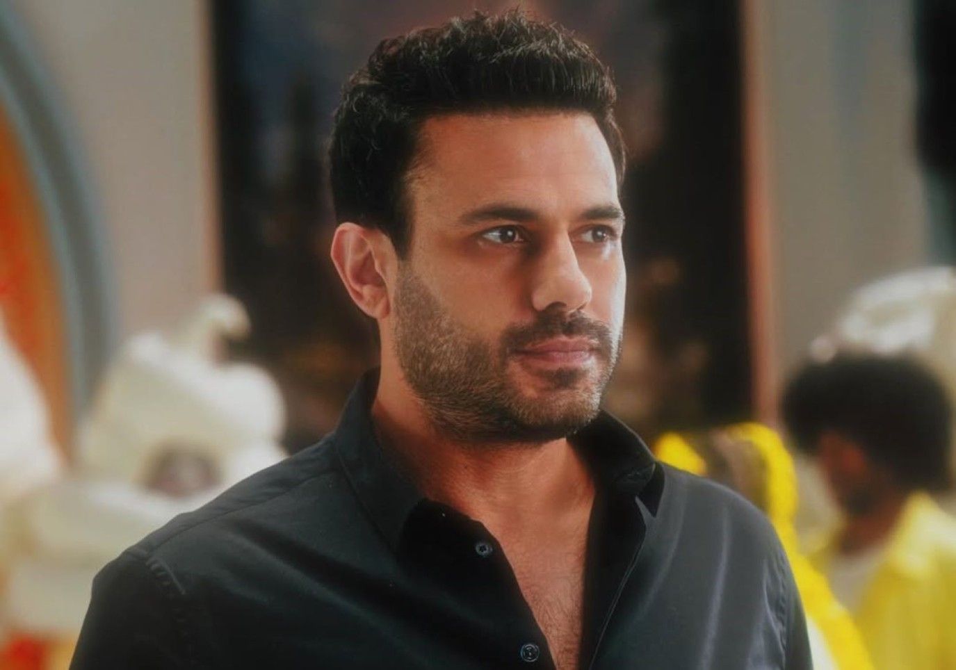 عبد الله بوشهري يروج لمسلسل كان إنسان ببوسترغامض... رجل مكبل 